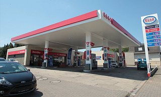 Täter flüchtig: In der Nacht zum Sonntag kam es zu einem bewaffneten Raubüberfall auf die Esso-Tankstelle an der Engerstraße. - Peter Steinert
