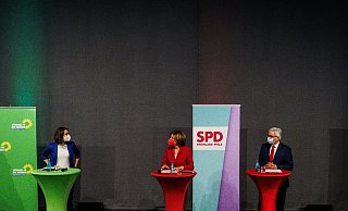 Anne Spiegel (l.-r., Bündnis 90/Die Grünen), Malu Dreyer (SPD), Roger Lewentz (SPD) und Daniela Schmitt (FDP). - Foto: Andreas Arnold/dpa