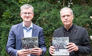 Intendant Andreas Kuntze (r.) und der künstlerische Betriebsdirektor Friedrich Luchterhandt mit dem neuen Programmheft der Nordwestdeutschen Philharmonie. - Ralf Bittner