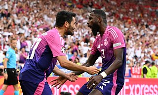 Ilkay Gündogan (l) und Antonio Rüdiger feiern den Sieg gegen die Ungarn. - Federico Gambarini/dpa