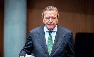 Der ehemalige Bundeskanzler Gerhard Schröder (SPD) steht wegen seiner Tätigkeiten für russische Unternehmen in der Kritik. - Foto: Kay Nietfeld/dpa