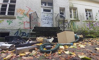 Elektroschrott liegt vor dem Badehaus am Kurhaus Ernstmeier. - Florian Weyand