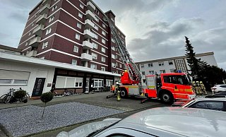 Im siebten Stockwerk eines Hochhauses an der Ernst-Reuter-Straße brannte Essen auf Herd. Die Feuerwehr musste gewaltsam diue Tür öffnen, da der Bewohner nicht öffnete. - Ralph Meyer
