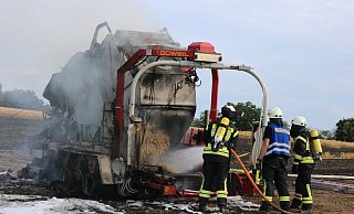 Nicht mehr zu retten: Der Trecker und die Strohballenpresse brannten völlig aus. - Kreisfeuerwehrverband Holzminden