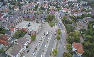 Der Lübbecker Busbahnhof soll im Zusammenhang mit der Planung des Einkaufszentrums "Westertor" an den Niederwall verlegt und das Parkhaus West und die Deerberg-Immobilie abgerissen werden. - Torsten Hagemann
