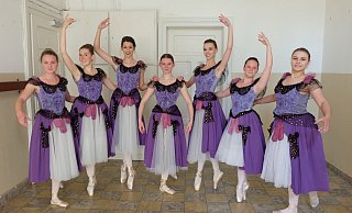 Ballettensemble Felicitas Grell: Emelie Beilenhoff, Helene Busuluk, Christina Fuest, Amy Grimm, Madlene Holtmann, Friderike Holzenbecher und Laura Raabe. - NW