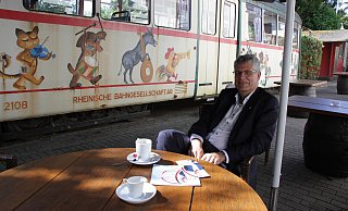 Auf einen Kaffee mit Christian Haase im Biergarten. Der Abgeordnete möchte im Wahlkreis 136 für die CDU ein drittes Mal in den Bundestag. - Dieter Scholz