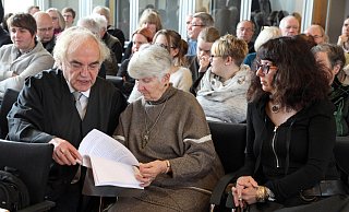 Große Stütze während einer schweren Aussage: Nebenklägeranwalt Thomas Walther mit seiner Mandantin Hedy Bohm. - Foto: Preuss