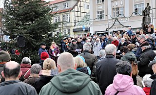 Mehrere Hundert Menschen waren beim Weihnachtssingen auf dem Neustadt-Marktplatz dabei. - Simone Flörke