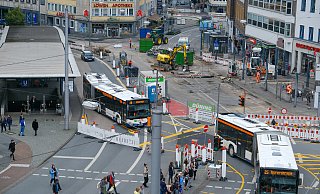 Die Haltestellen-Dächer auf dem Jahnplatz sind schon abmontiert. Der Jahnplatz ist zur Großbaustelle geworden. - Foto: Andreas Zobe/NW