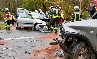 Beim Abbiegen von der Husener Straße in die Lichtenauer Straße übersah der Fahrer eines Honda CRV den Vorrang einer VW Polo-Fahrerin. Beide Personen wurden beim Zusammenstoß schwer verletzt. - Ralph Meyer