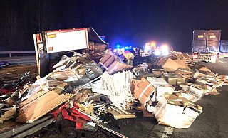 Der umgekippte Lkw auf der A2 hatte hunderte Bilderrahmen geladen. - Barbara Franke