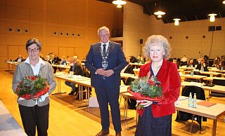 Bürgermeister Daniel Hartmann mit den Ehrenamtspreisträgerinnen Ute Sundermann (l.) und Jocelyne Lambert. - Burkhard Battran