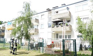 Nach einem Brand in einem Mehrfamilienhaus wurde ein Kind mit Verdacht auf Rauchgasvergiftung für weitere Untersuchungen ins Krankenhaus gebracht. - Gabriele Grund