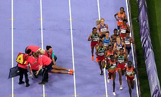 Alessia Zarbo wird während des Finals über 10.000 Meter behandelt. - David J. Phillip/AP/dpa