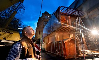Der Dortmunder Schausteller Rudi Isken baut seinen großen Weihnachtsstand auf. - Dieter Menne/dpa