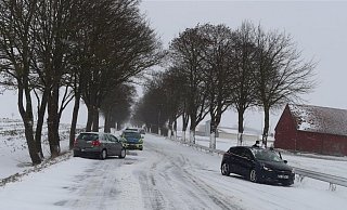 Bei den wetterbedingten Unfällen, wie hier auf der B 252 bei Peckelsheim, blieb es bei Sachschäden. - Jessica Eberle