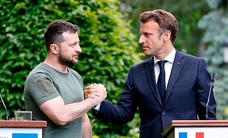 Der ukrainische Präsident Wolodymyr Selenskyj (l) und sein französischer Amtskollege Emmanuel Macron im vergangenen Sommer in Kiew. - Ludovic Marin/AFP POOL/AP/dpa