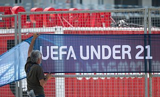 Ein Banner der U21-EM, die 2023 in Georgien und Rumänien stattfand. - Sebastian Kahnert/dpa
