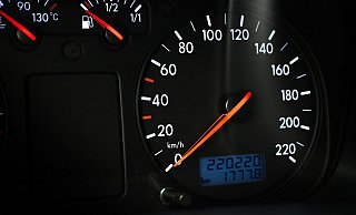 Ein Mann wird unter anderem wegen Tachobetrug angeklagt. - Pixabay