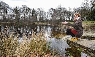 Umweltpädagogin Ilona Chrobak mag den kleinen See im "Sennecamp", der von Wiesen, Bäumen und Sandflächen eingerahmt ist. - Jörg Dieckmann - www.dieckmann-fotodesign.de