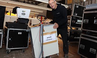 Der technische Leiter Arian Kiesling packt mit an beim Aufbau. - Dirk Windmöller Der technische Leiter Arian Kiesling packt mit an beim Aufbau. - Dirk Windmöller