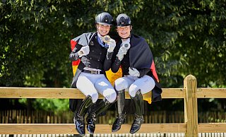 Die Nummer zwei und die Nummer eins der Weltrangliste: Jessica von Bredow-Werndl (l) und Isabell Werth. - Rolf Vennenbernd/dpa