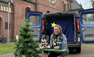 Eva-Maria Dierkes, Gemeindereferentin im Pastoralen Raum Gütersloh, ist an Heiligabend wieder mit dem Christ Mobil unterwegs. - Ghazal Alnajjar