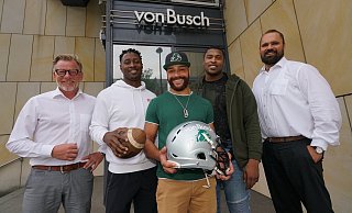 Zuversichtlich vor dem Finale: Carsten Kay Müller (v. l.), John Boston, Headcoach Bert Smith, Roosevelt Donaldson und Max Lueg. - Peter Unger