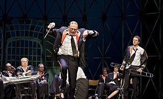 Danny (Thomas Wolff) ist der sterbenskranke Dirigent der "Grimley Colliery"-Brass Band und sichtlich erzürnt über den schlechten Auftritt seiner Blaskapelle. Jim (Oliver Baierl) mit Tuba, und Phil, (Thomas Wehling) mit Posaune, sind ebenso wie die anderen Band-Mitglieder ziemlich frustriert. - FOTO: PHILIPP OTTENDÖRFER
