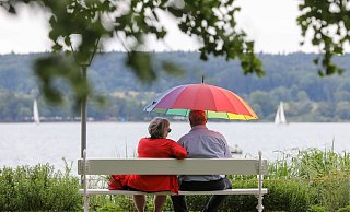 Gemeinsam positive Momente zu teilen hilft der Gesundheit. (Symbolbild) - Thomas Warnack/dpa