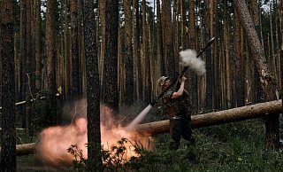Ein ukrainischer Soldat feuert eine Panzerfaust auf russische Stellungen an der Frontlinie in der Region Luhansk. - LIBKOS/AP/dpa