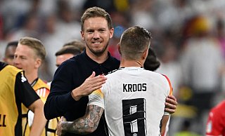 Vor dem EM-Achtelfinale gibt Nagelsmann (l) seinen Spielern um Kroos einen freien Tag. - Federico Gambarini/dpa