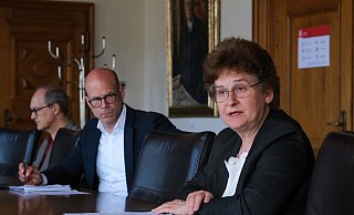 Schulamtsleiterin Georgia Schönemann erklärt, wie es jetzt in den Bielefelder Schulen weitergeht. - Foto: Andreas Zobe/NW