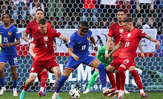 Die Franzosen um Kylian Mbappé (M.) kamen gegen Polen nur zu einem Unentschieden. - Friso Gentsch/dpa