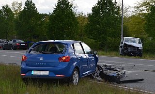 Beim Verkehrsunfall auf der Planckstraße wurden die beiden Fahrzeuge schwer beschädigt. - Polizei Herford