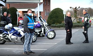 Kai Funke (links) schaut von Amtswegen, dass bei dem Bikertreff an der Brocker Mühle alles mit rechten Dingen zugeht. - Andreas Frücht