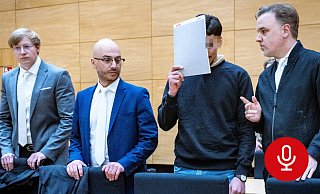 Schon vor der Urteilsverkündung wirken die Mienen der Verteidiger etwas konsterniert. - Barbara Franke
