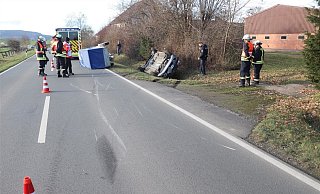 Der Pkw landete im Graben der Kreisstraße 7 bei Steinheim. - Polizei Höxter