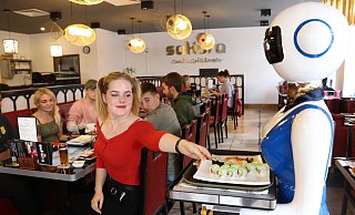Guten Appetit: Die Gäste können sich die Teller vom Tablett nehmen. - Mareike Gröneweg