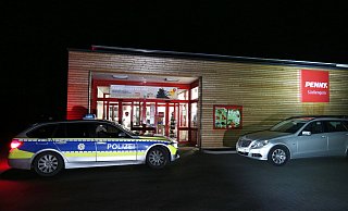 Kriminalbeamte untersuchen in der Nacht den Tatort in Südlengern. - Gerald Dunkel