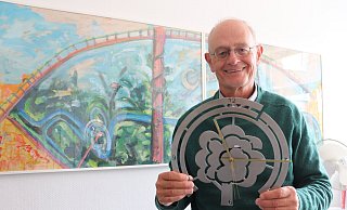Die Uhr mit dem Flora-Bäumchen wird Klaus Geppert aus seinem Büro mitnehmen, sie war ein Geschenk zu seinem 50-jährigen Geburtstag. - Marion Pokorra-Brockschmidt