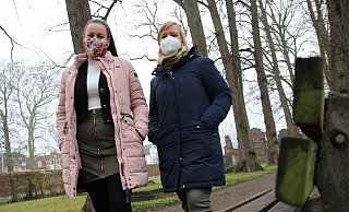 Mareike Stöber (l.) und Nadja Lang wollen auch im Lockdown für Betroffene da sein. Im Notfall gehen Sie mit ihnen an der frischen Luft spazieren. - Jan-Henrik Gerdener