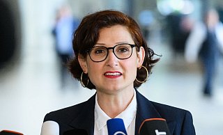 Ferda Ataman äußert sich nach ihrer Wahl zur Unabhängigen Bundesbeauftragten für Antidiskriminierung vor der Presse. - Foto: Bernd von Jutrczenka/dpa
