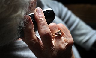 Die Seniorin ließ sich nicht von den Betrügern reinlegen, kontaktierte die echte Polizei. Die nahmen daraufhin einen jungen Mann aus Herford vorläufig fest. - Karl-Josef Hildenbrand/dpa