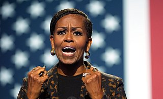 «Wenn wir diese Wahl nicht richtig angehen, werden eure Ehefrauen, Töchter, Mütter – wir Frauen – zu Kollateralschäden eurer Wut», richtet sich Michelle Obama an unentschlossene männliche Wähler. - Jacquelyn Martin/AP/dpa