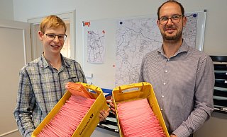 Marco Kleinschmidt, Auszubildender bei der Stadtverwaltung, und Wahl-Organisator Sebastian Beyer mit zwei Kisten voller Briefwahlunterlagen. - Jörg Stuke