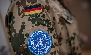 Das Schulterpatch der MINUSMA Mission der Vereinten Nationen UN an einem Bundeswehr Soldaten im Bundeswehr Feldlager Camp Castor. - Michael Kappeler/dpa