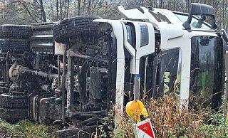 Der Heizöllaster kippte bei Steinheim auf eine Wiese. - Feuerwehr Steinheim