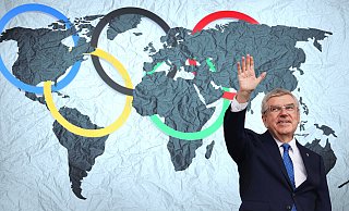 Noch Dirigent des Weltsports: IOC-Präsident Thomas Bach. - Montage: Donati/RND; Fotos: IMAGO, Freepik
